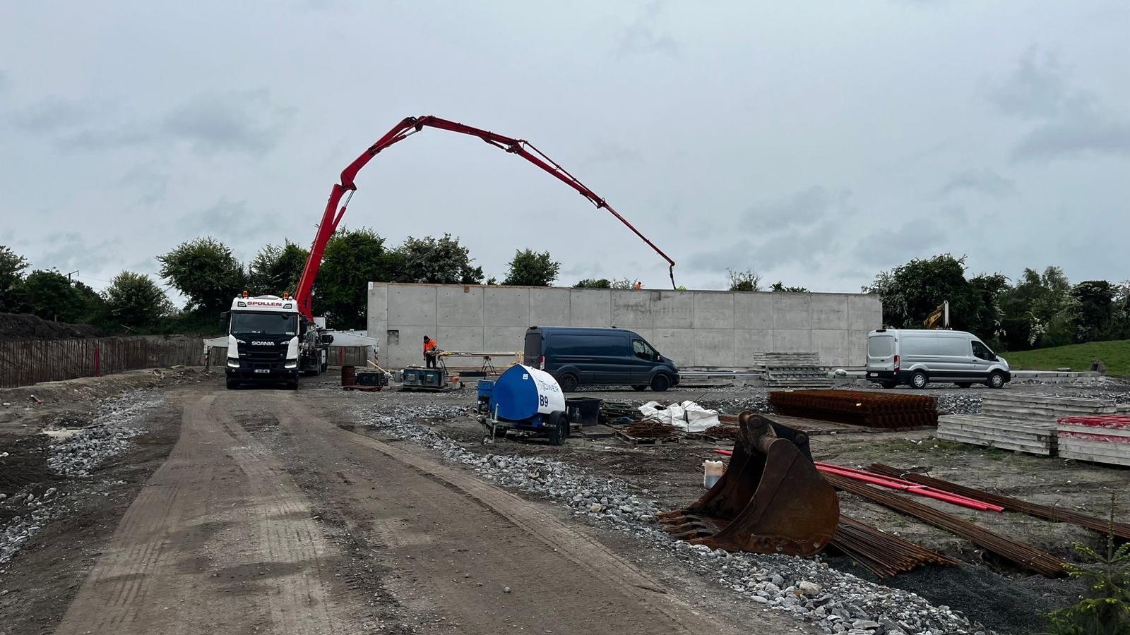 Pumping the rising walls of an agricultural shed