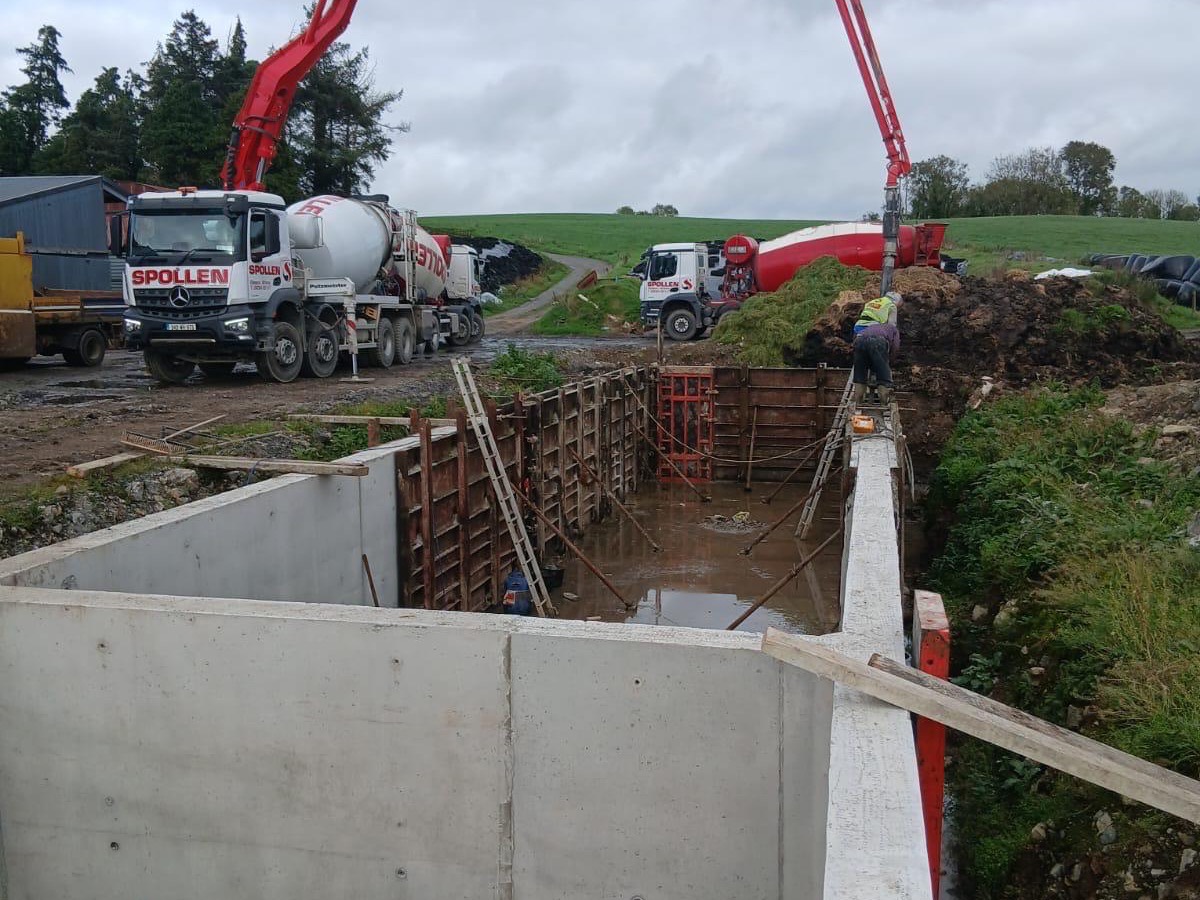 Mixers feeding the pump at a shuttered tank pour