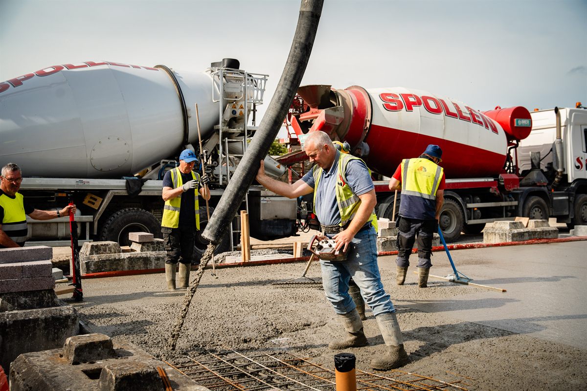Pump operator using remote control on the Moate slab pour