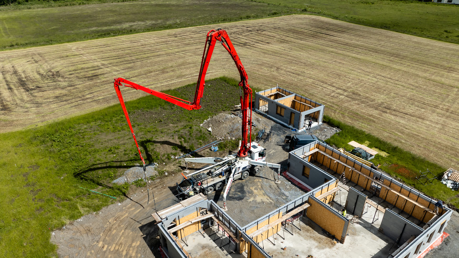 The Spollen boom pump arcing over the walls of an ICF house build